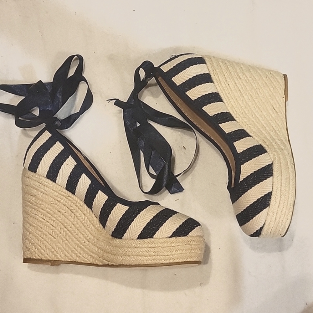 NWOT Striped lace-up platform wedges